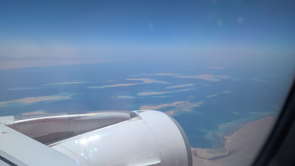 Blick aus dem Flugzeugfenster auf das Rote Meer und die Küste Ägyptens.