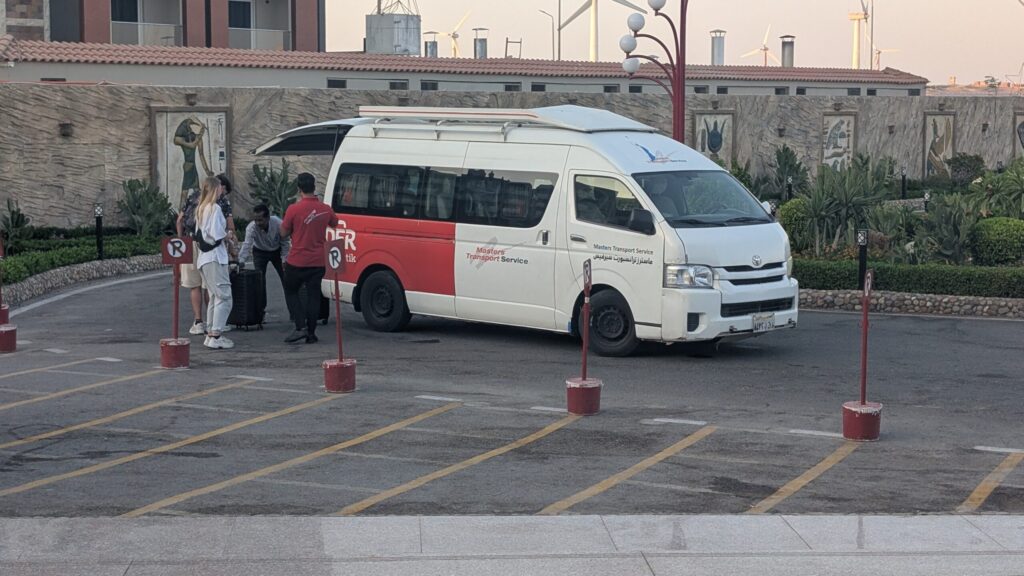 Privattransfer Minibus am Hotel in Hurghada mit Passagieren und Gepäck.