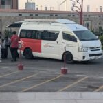 Privattransfer Minibus am Hotel in Hurghada mit Passagieren und Gepäck.