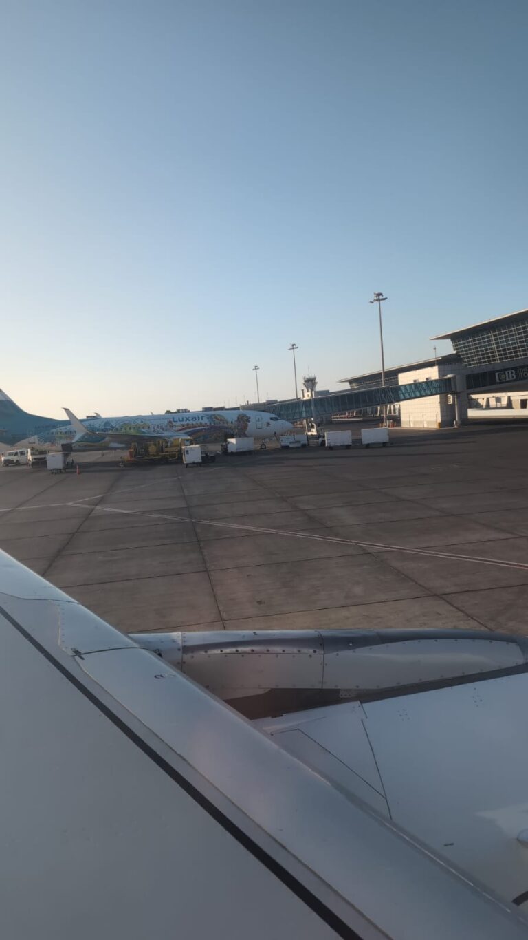 Flugzeug von Luxair am Flughafen Hurghada bei strahlendem Sonnenschein.