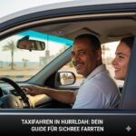 Ein freundlicher Taxifahrer mit Bart und Schnurrbart sitzt am Steuer eines Taxis in Hurghada und zeigt lächelnd zur Seite, während eine junge Frau auf dem Beifahrersitz ebenfalls lachend aus dem Fenster blickt. Im Hintergrund sind Palmen und das Meer bei Sonnenuntergang zu sehen.