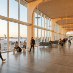 Terminalhalle am Flughafen Hannover mit Blick auf das Vorfeld