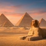 Die Pyramiden von Gizeh und die Sphinx in goldenem Abendlicht