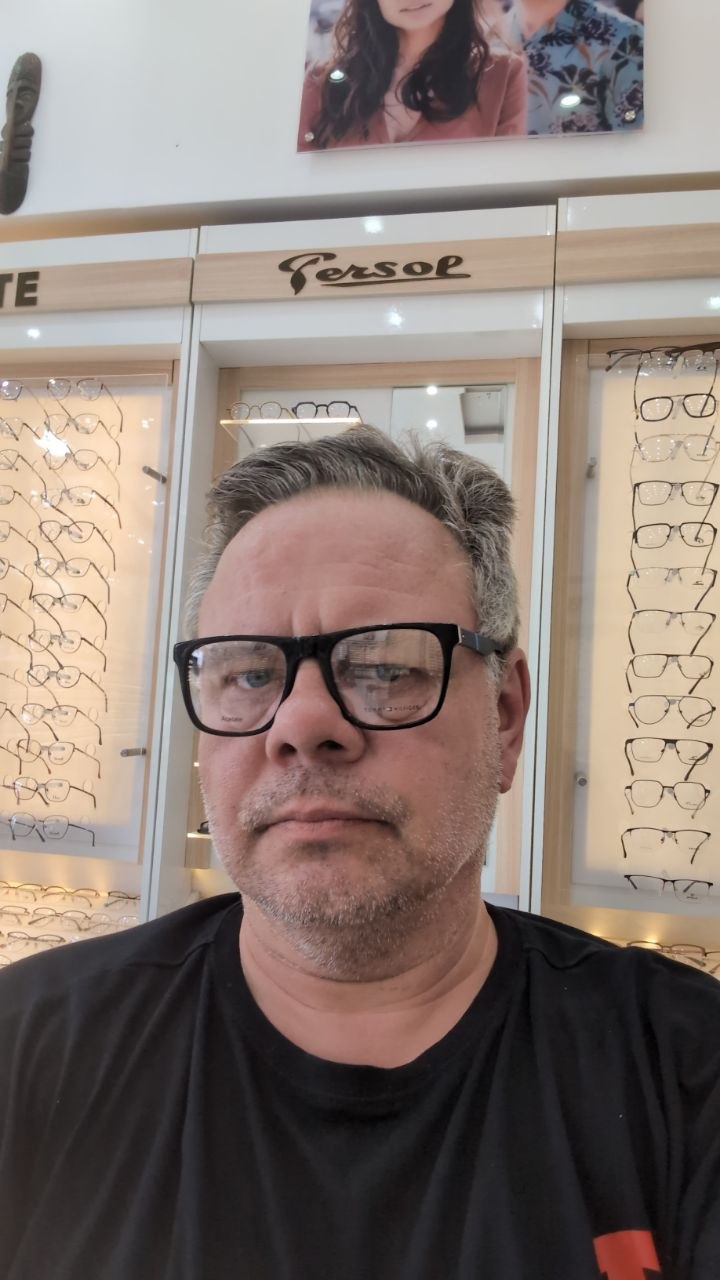 Anprobe einer Sonnenbrille bei Sun Optics Hurghada