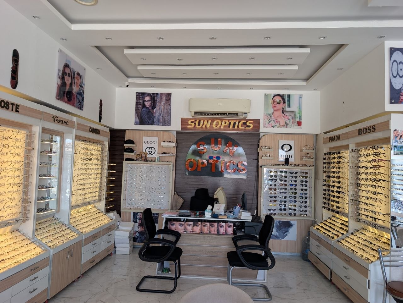 Sun Optics Hurghada: Ladenfront mit Leuchtschild in der Fußgängerzone