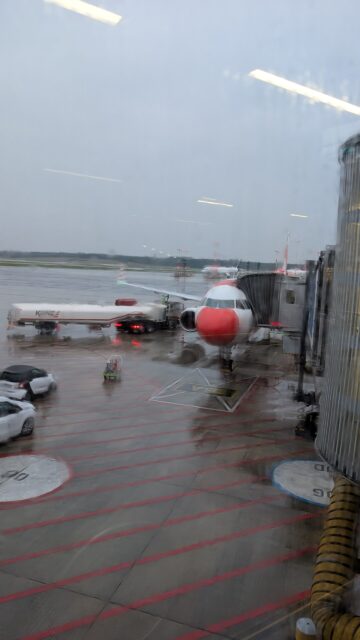 Flugzeug von Condor bei Regen am Flughafen Hamburg