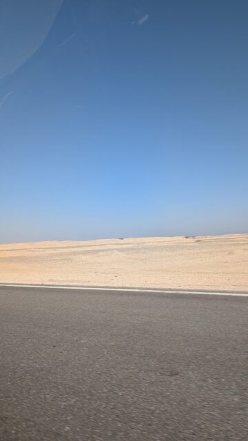 Wüstenlandschaft entlang der Straße vom Flughafen Hurghada zum Hotel.